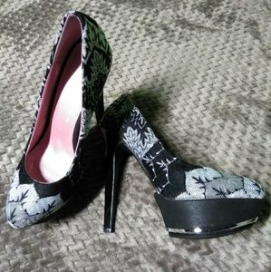 Heeled shoes